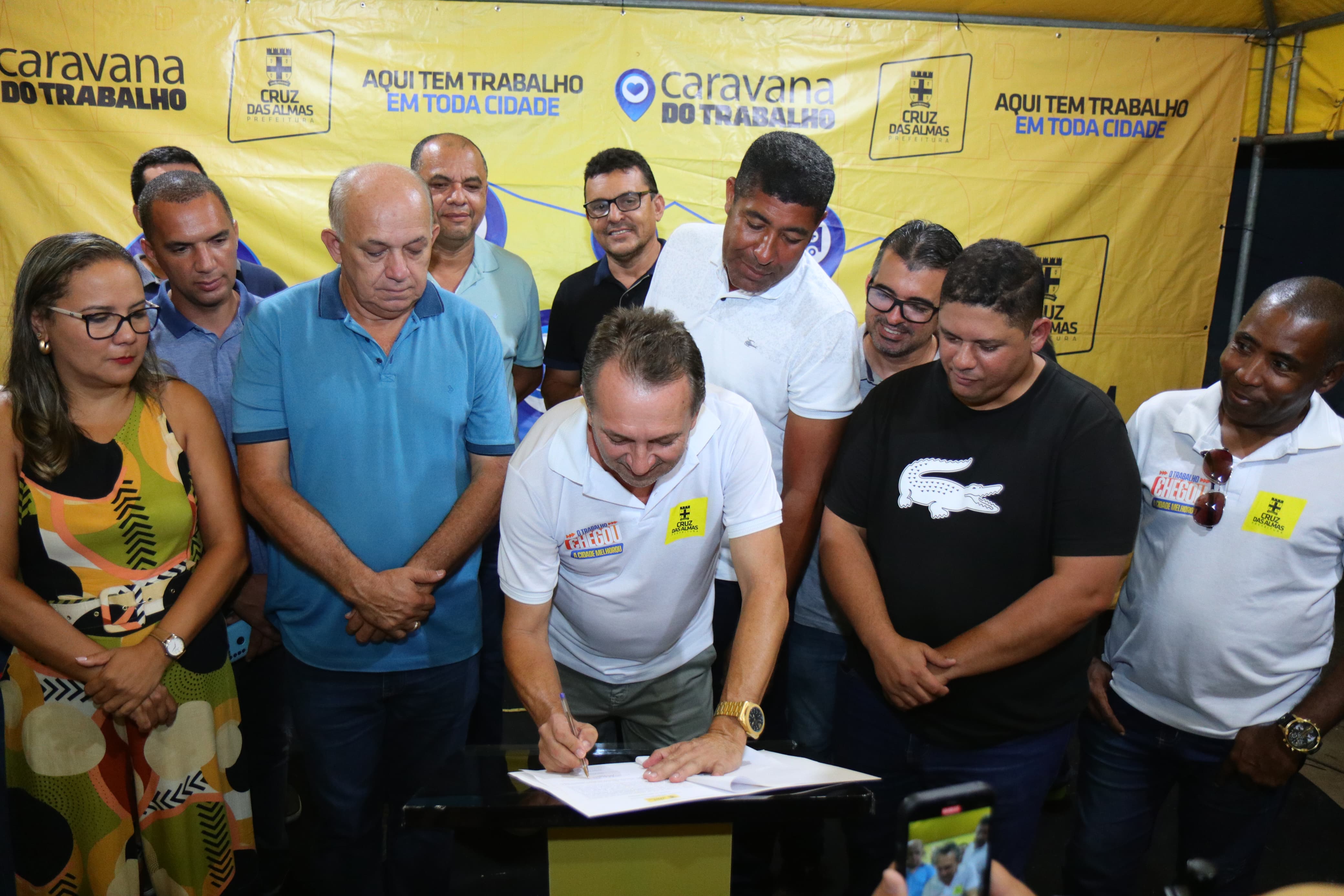 Prefeito Ednaldo Ribeiro assina ordem de serviço para pavimentação de ruas na Tabela e obras já começam amanhã
