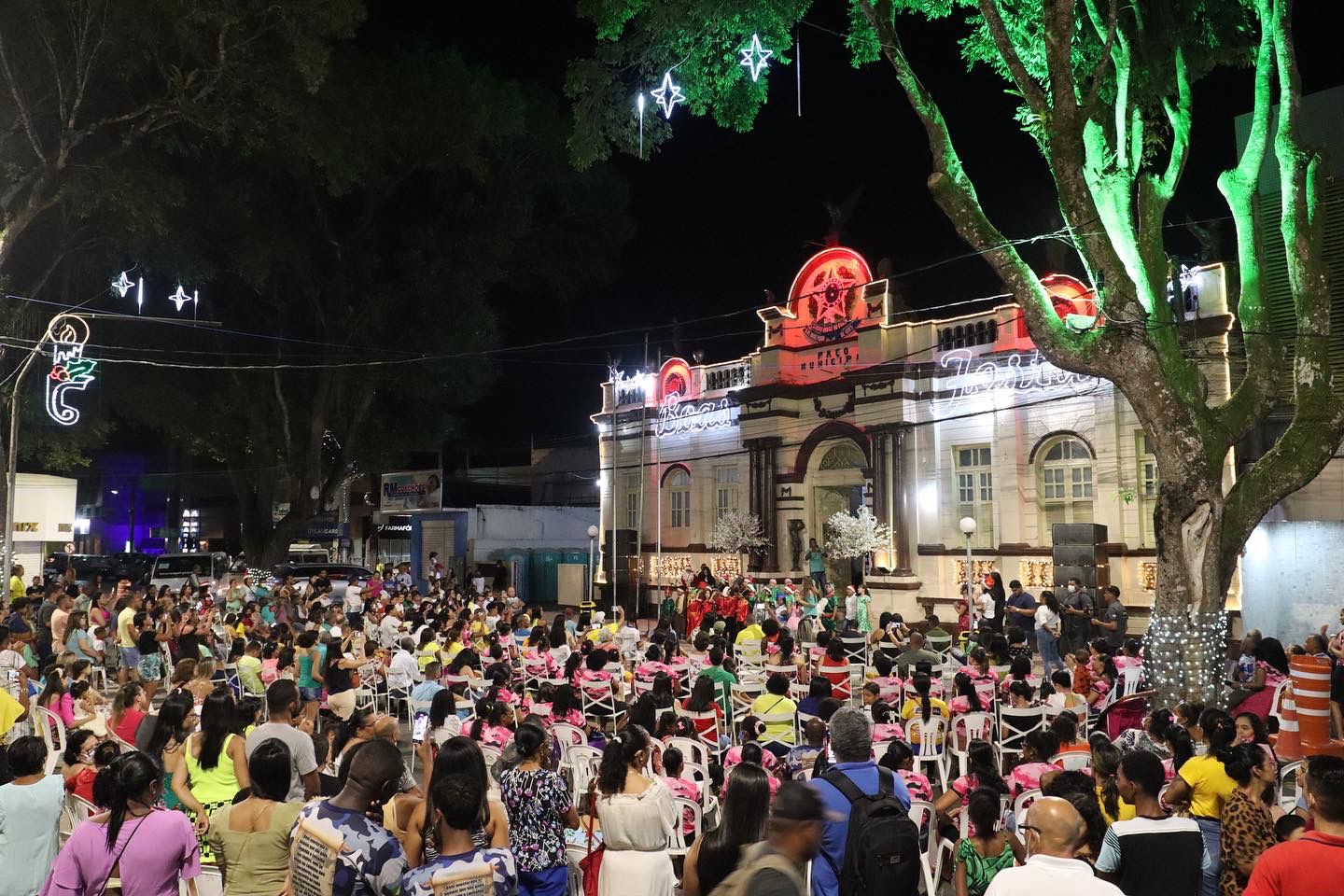 Natal Iluminado chega trazendo luz e magia para a Praça Senador Temístocles  - Prefeitura Municipal de Cruz das Almas