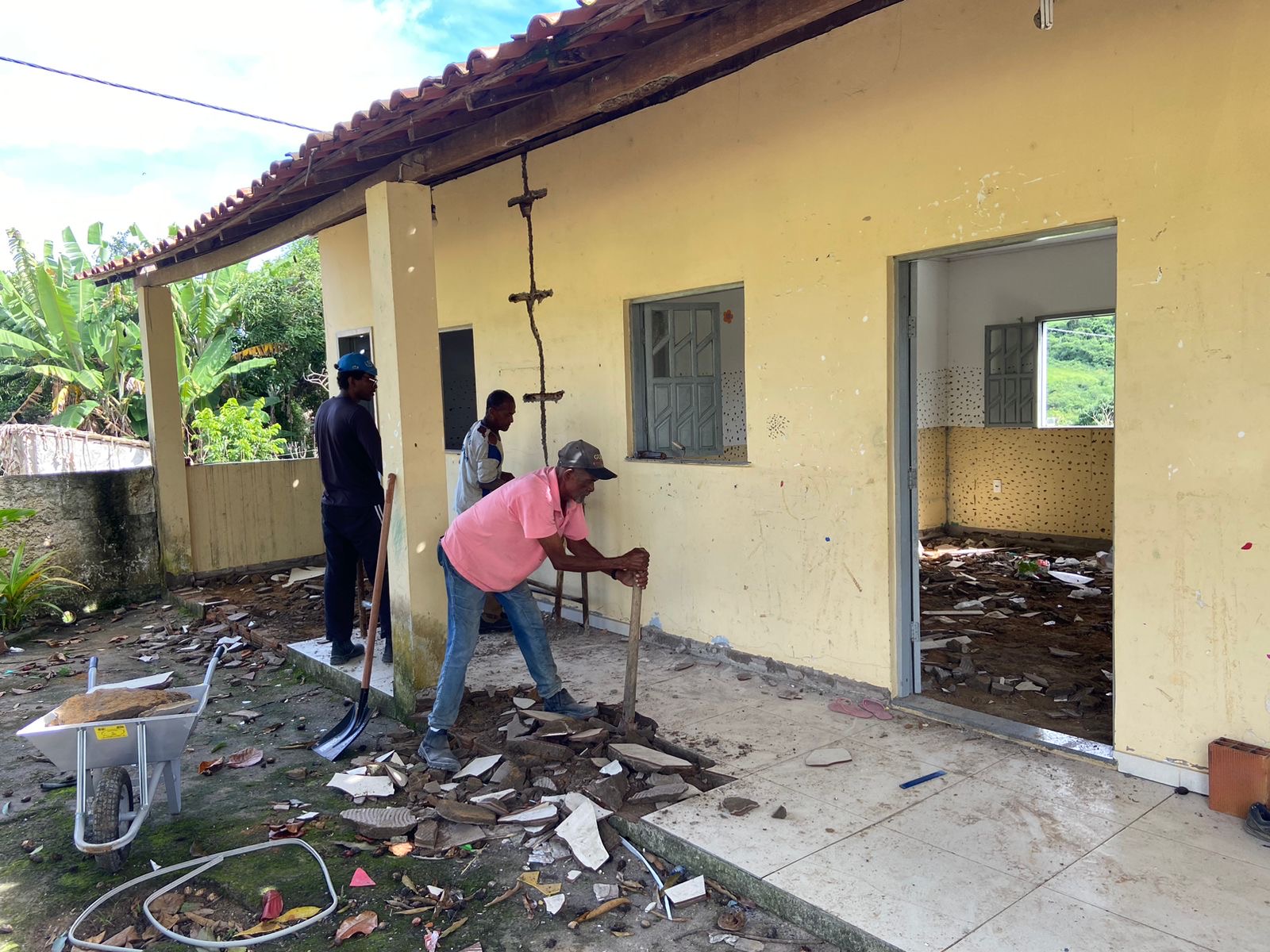 Prefeitura de Cruz está reconstruindo Creche na Baixa da Linha e investindo em obras que estão transformando escolas