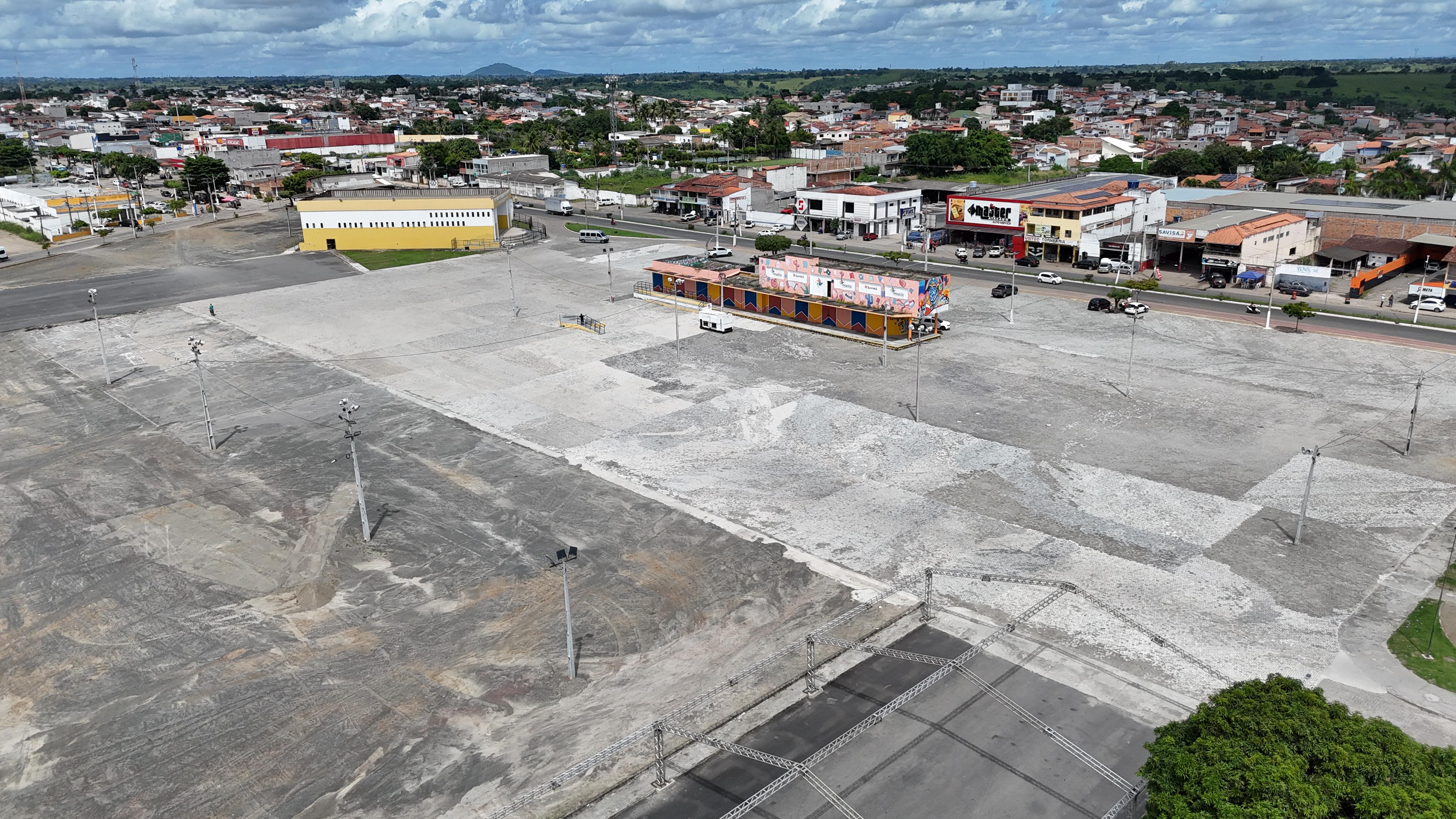 Prefeitura de Cruz inicia montagem da estrutura do São João 2026
